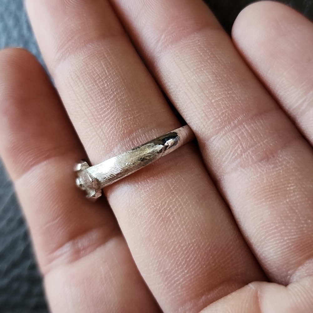 Avon ring- size 8 - Picture 4 of 8